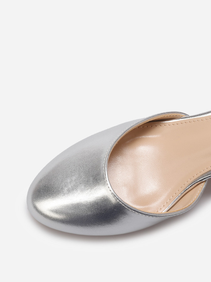 Escarpins à bout arrondi et bride