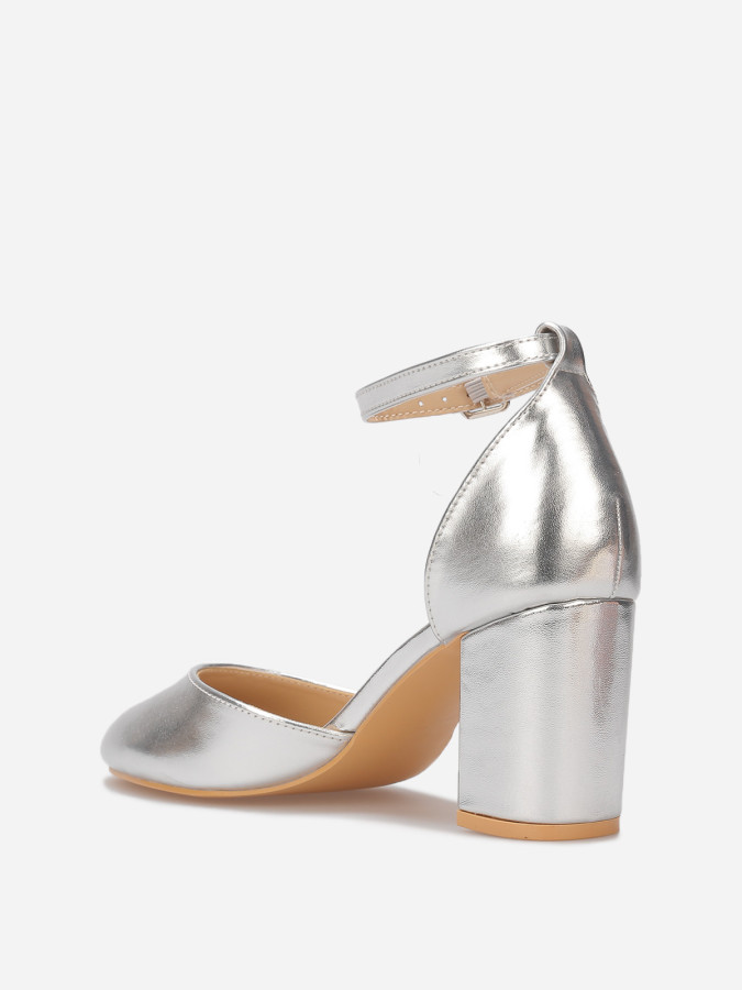 Escarpins à bout arrondi et bride