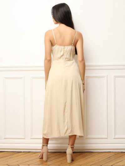 Robe à boutons et détails plissés