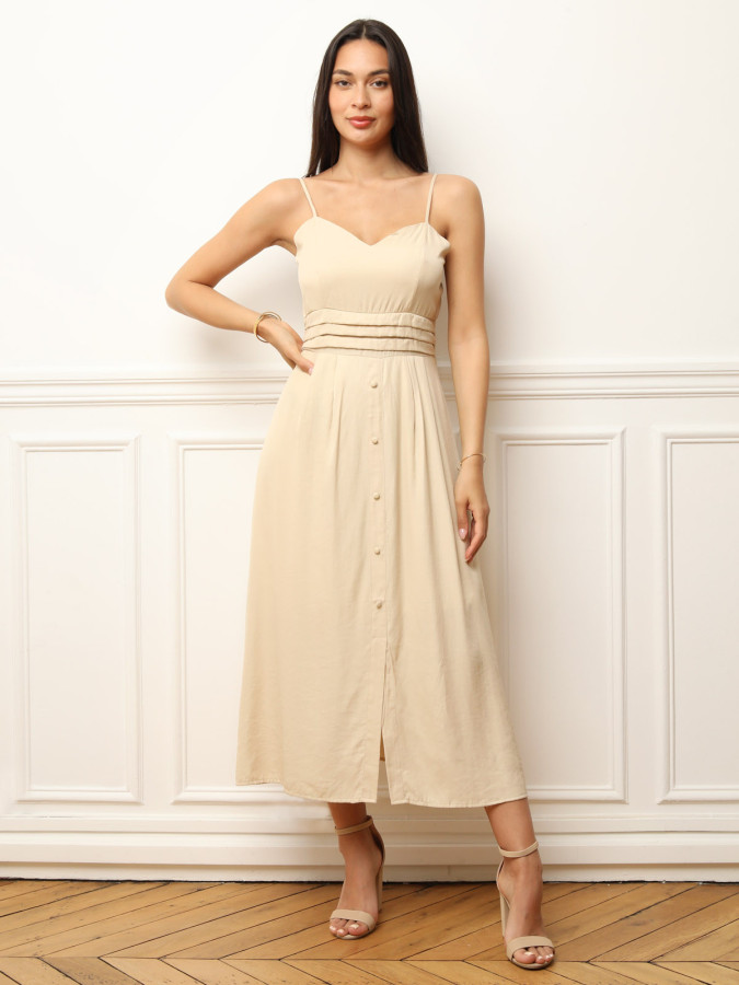 Robe à boutons et détails plissés