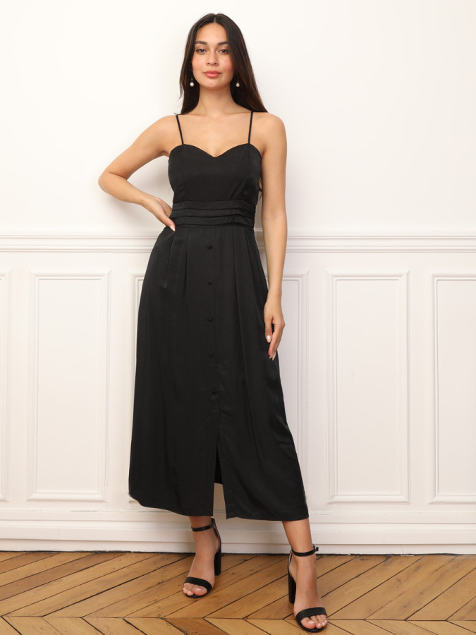 Robe à boutons et détails plissés