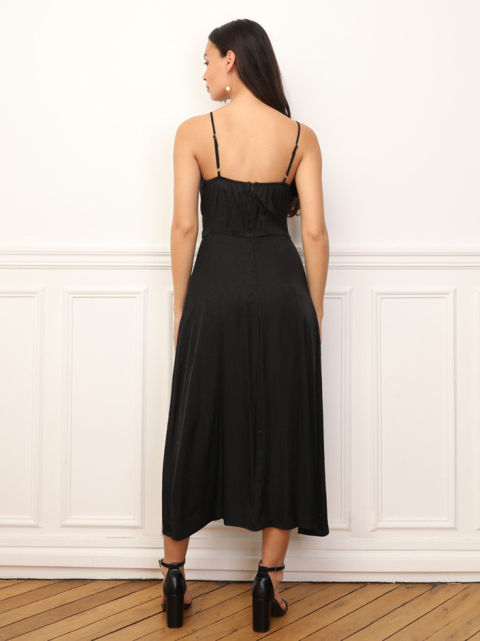 Robe à boutons et détails plissés