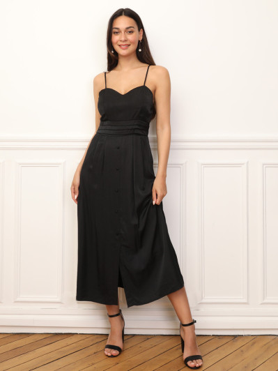 Robe à boutons et détails plissés