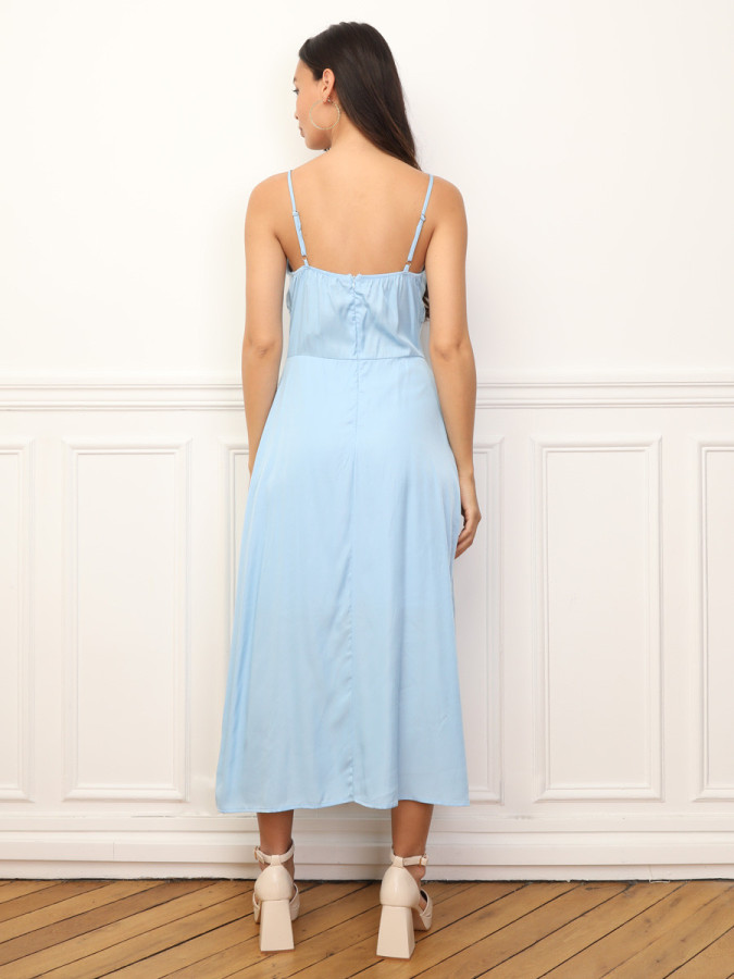 Robe à boutons et détails plissés