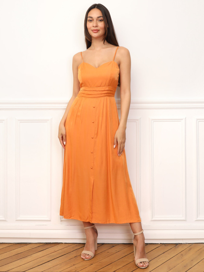 Robe à boutons et détails plissés