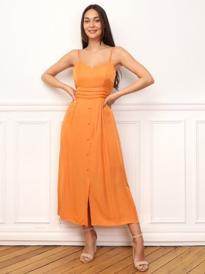 Robe à boutons et détails plissés