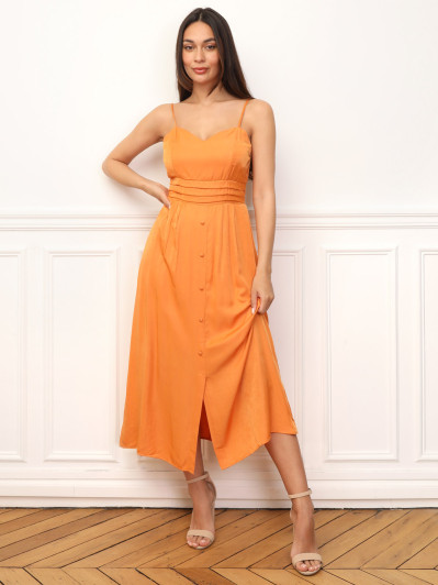 Robe à boutons et détails plissés