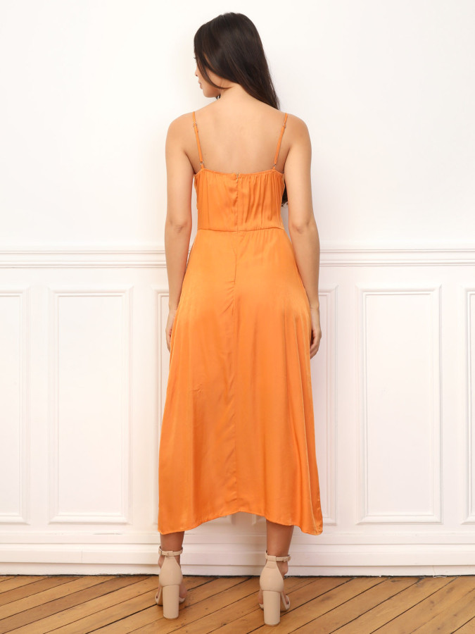 Robe à boutons et détails plissés