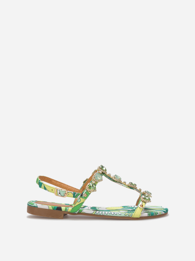 Sandales incrustées de bijoux cœurs