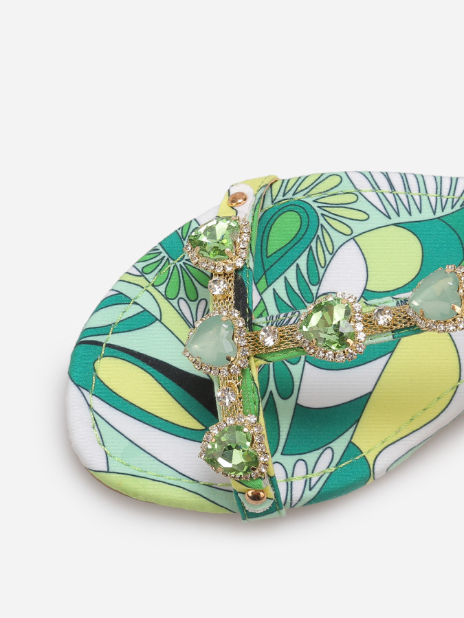 Sandales incrustées de bijoux cœurs