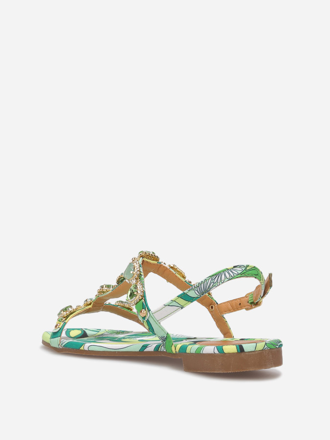 Sandales incrustées de bijoux cœurs