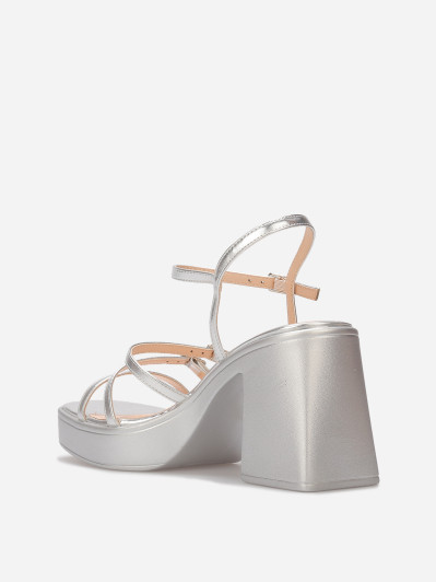 Sandales à fines brides et plateforme