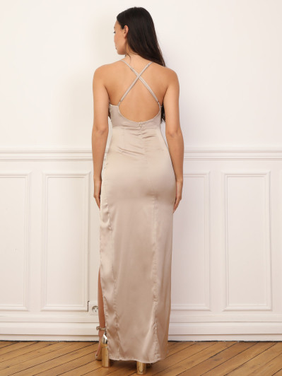 Robe satinée à col bénitier drapé