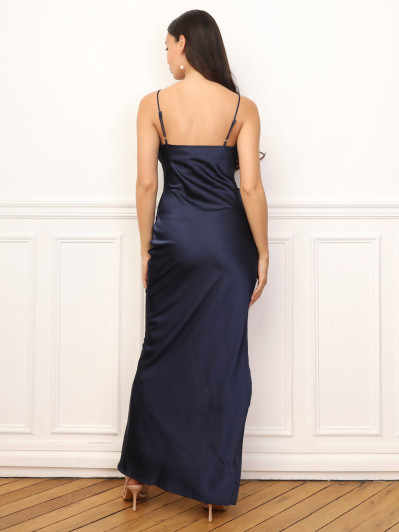 Robe satinée et fendue à fronces