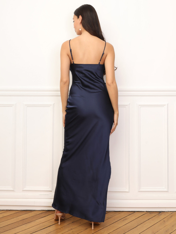 Robe satinée et fendue à fronces