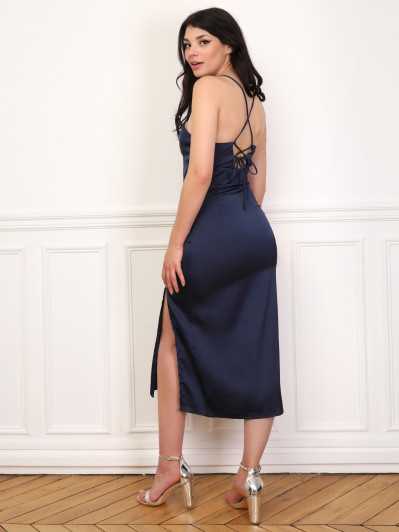 Robe satinée fendue à boutons