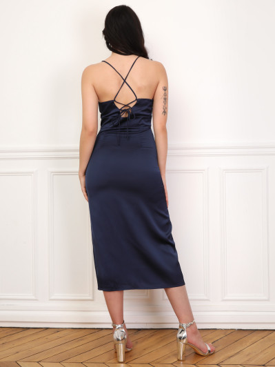 Robe satinée fendue à boutons