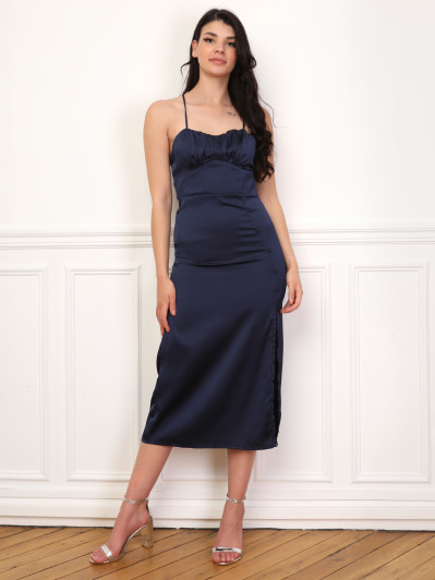 Robe satinée fendue à boutons