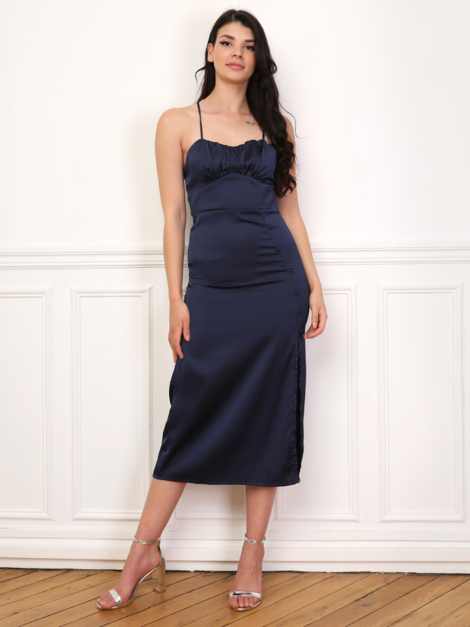 Robe satinée fendue à boutons