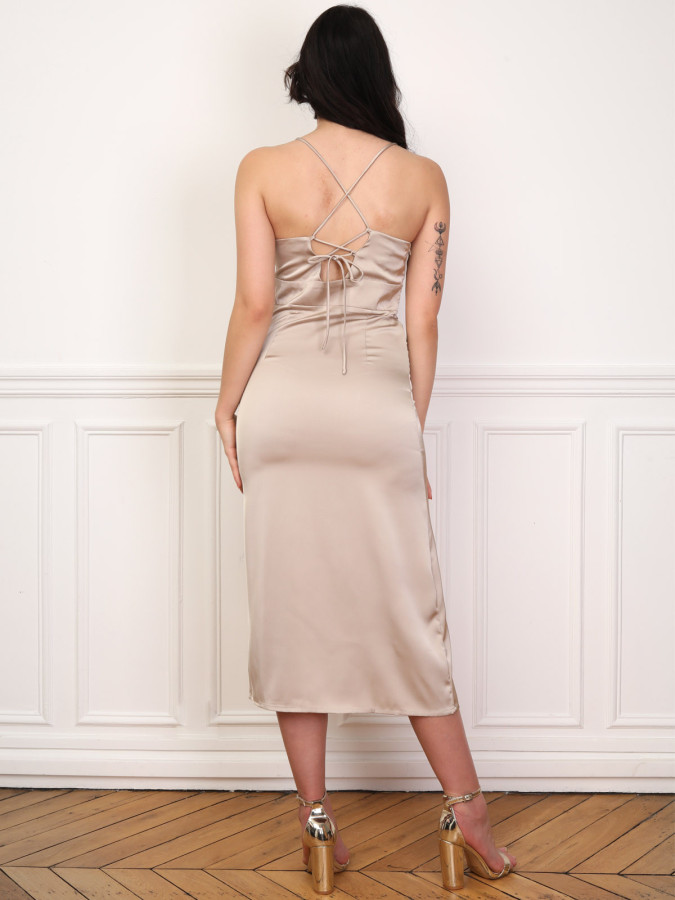 Robe satinée fendue à boutons