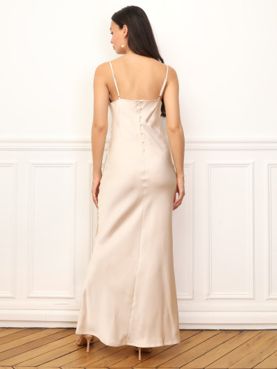 Robe longue satinée à col bénitier