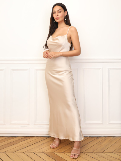 Robe longue satinée à col bénitier
