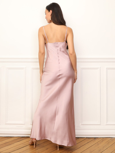 Robe longue satinée à col bénitier