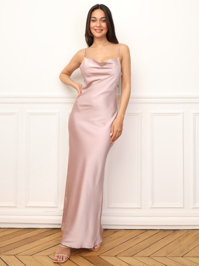 Robe longue satinée à col bénitier