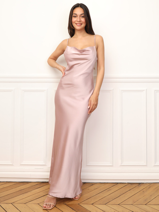 Robe longue satinée à col bénitier