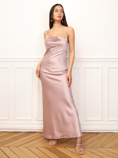 Robe longue satinée à col bénitier