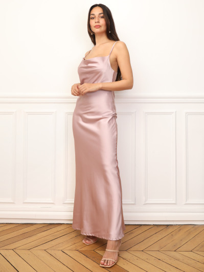 Robe longue satinée à col bénitier
