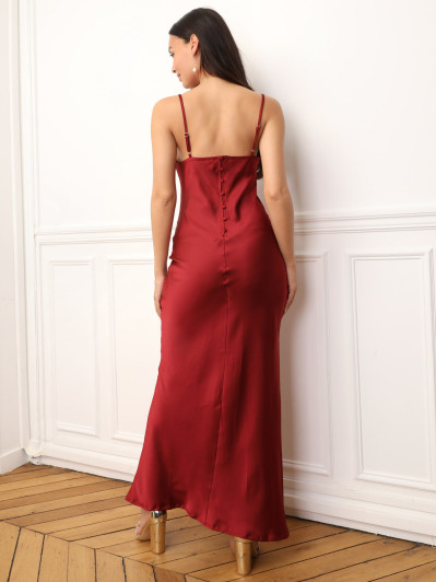 Robe longue satinée à col bénitier