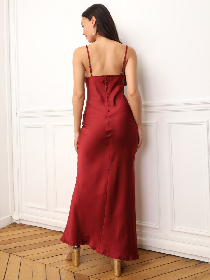 Robe longue satinée à col bénitier