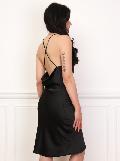 Robe satinée à col bénitier et bretelles