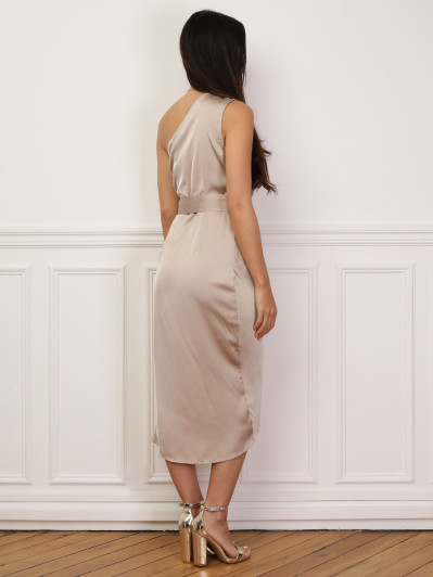 Robe satinée asymétrique et ceinturée