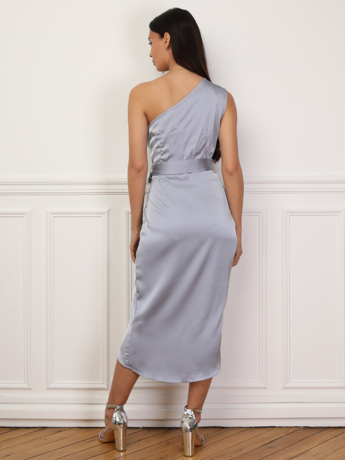 Robe satinée asymétrique et ceinturée