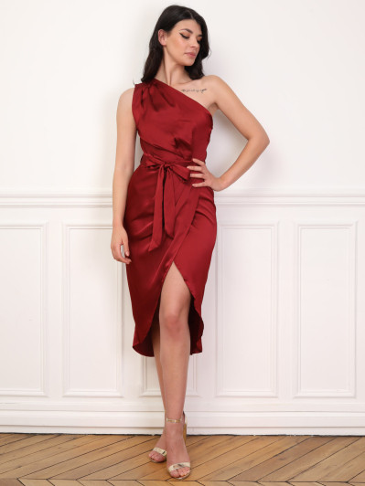 Robe satinée asymétrique et ceinturée