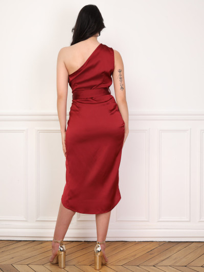 Robe satinée asymétrique et ceinturée