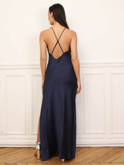 Robe satinée fendue à dos croisé