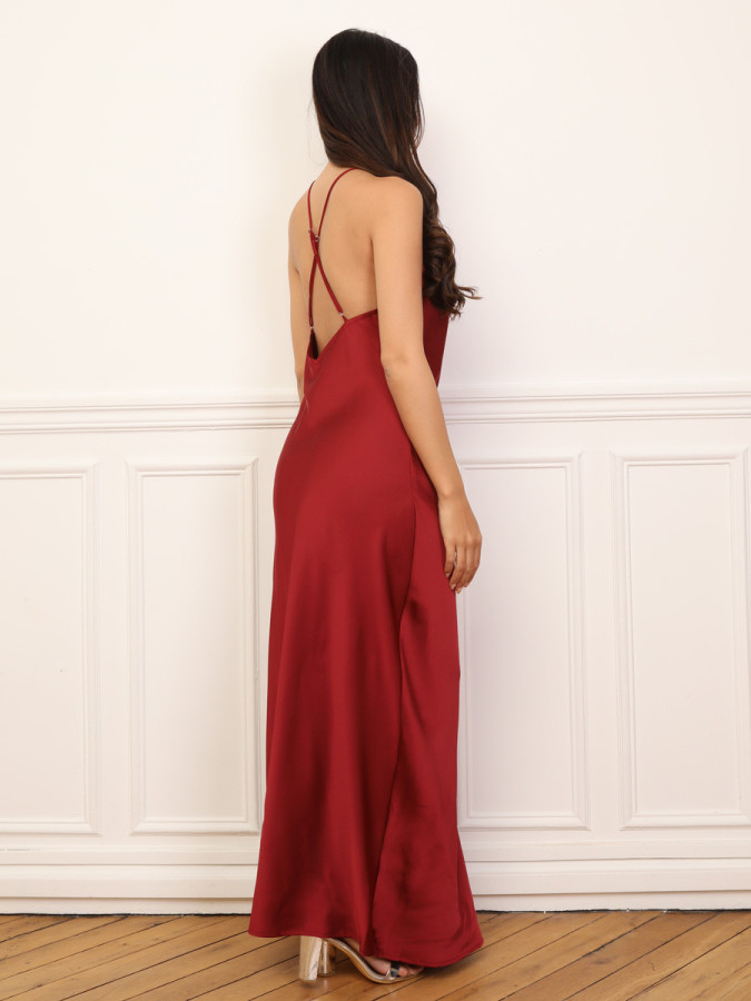 Robe satinée fendue à dos croisé
