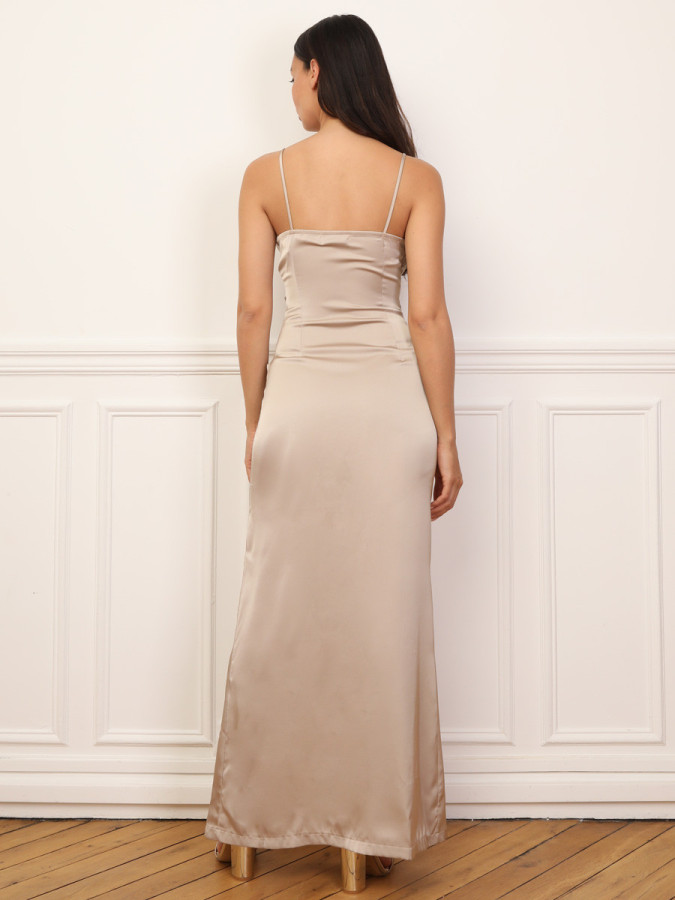 Robe satinée et drapée à fente