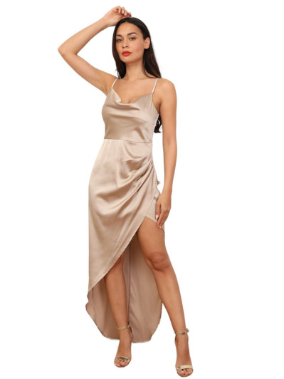Robe satinée asymétrique et fendue