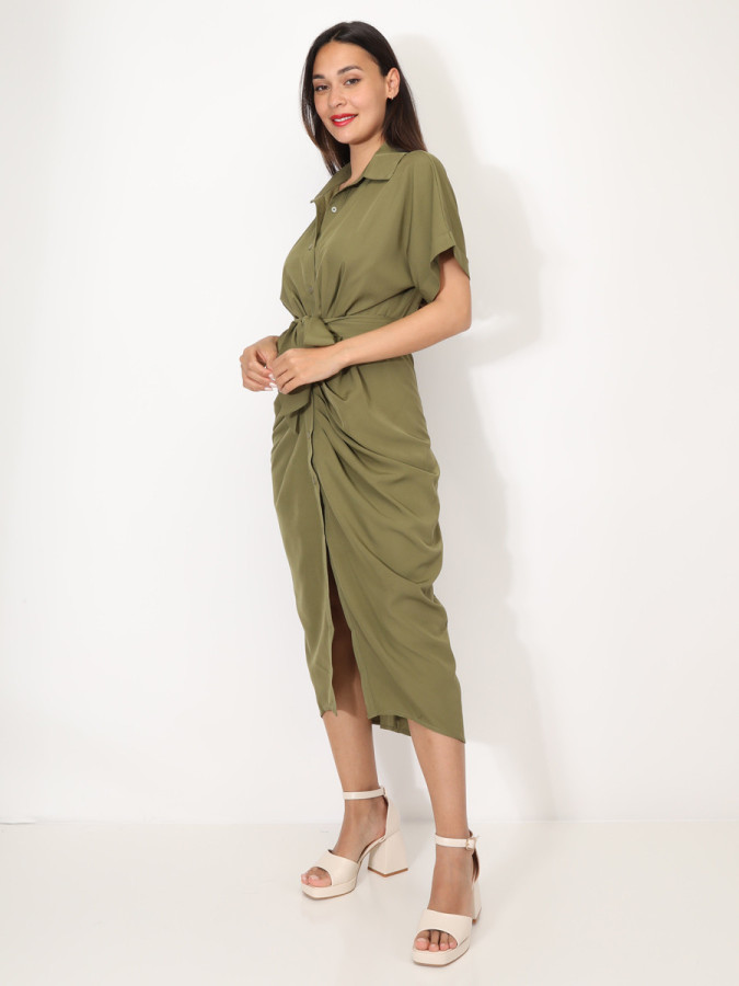 Robe chemise kaki mi-longue avec ceinture large à nouer