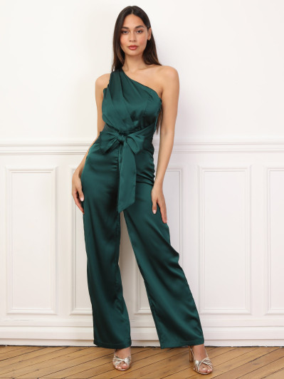 Combinaison satinée et asymétrique