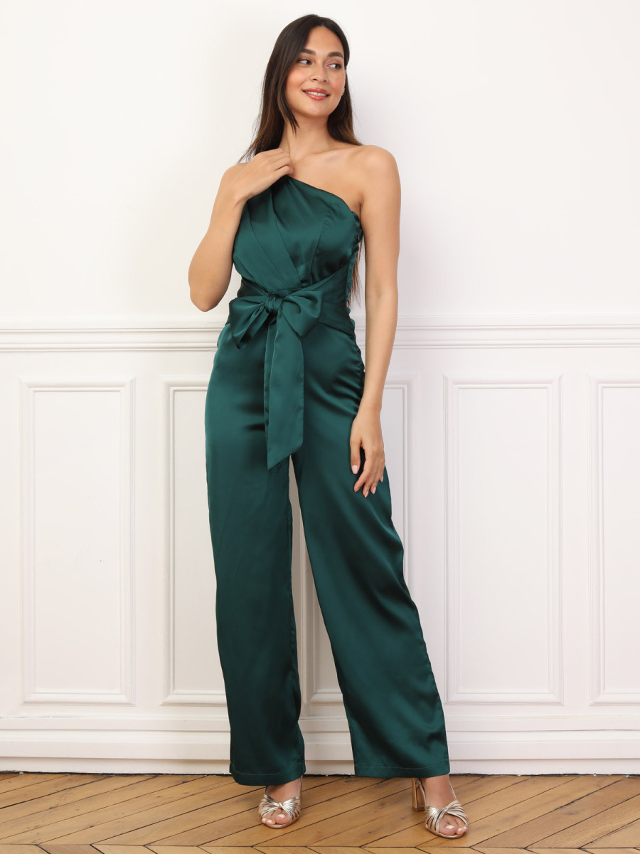 Combinaison satinée et asymétrique