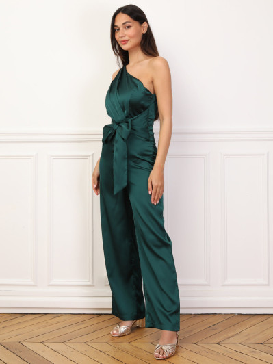 Combinaison satinée et asymétrique