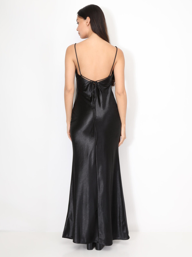 Robe satinée fendue à col bénitier