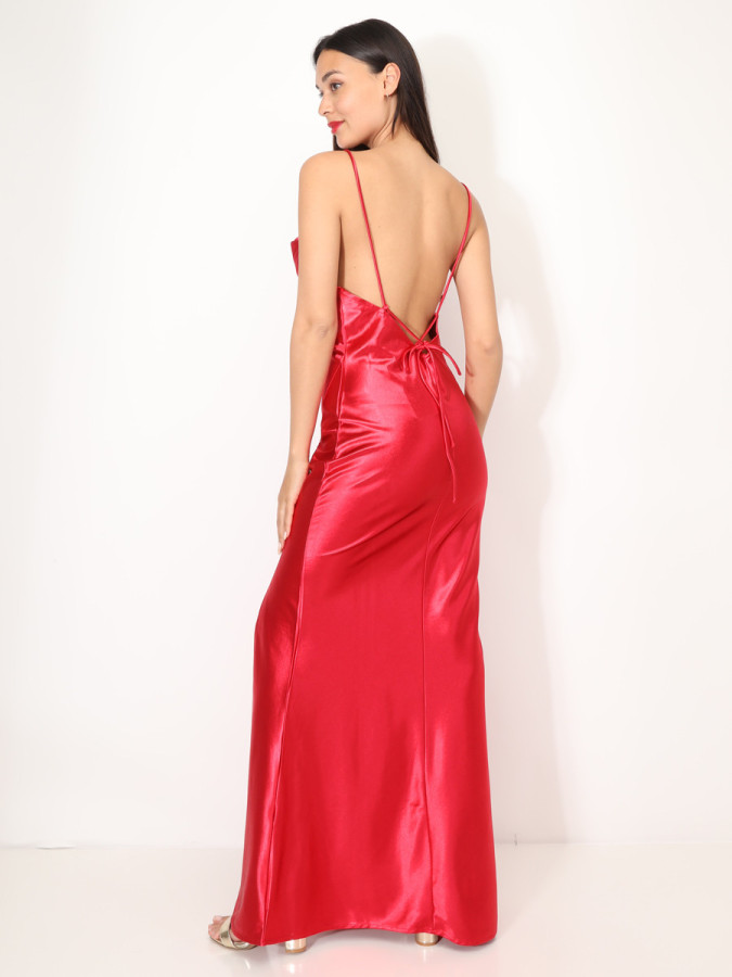 Robe satinée fendue à col bénitier