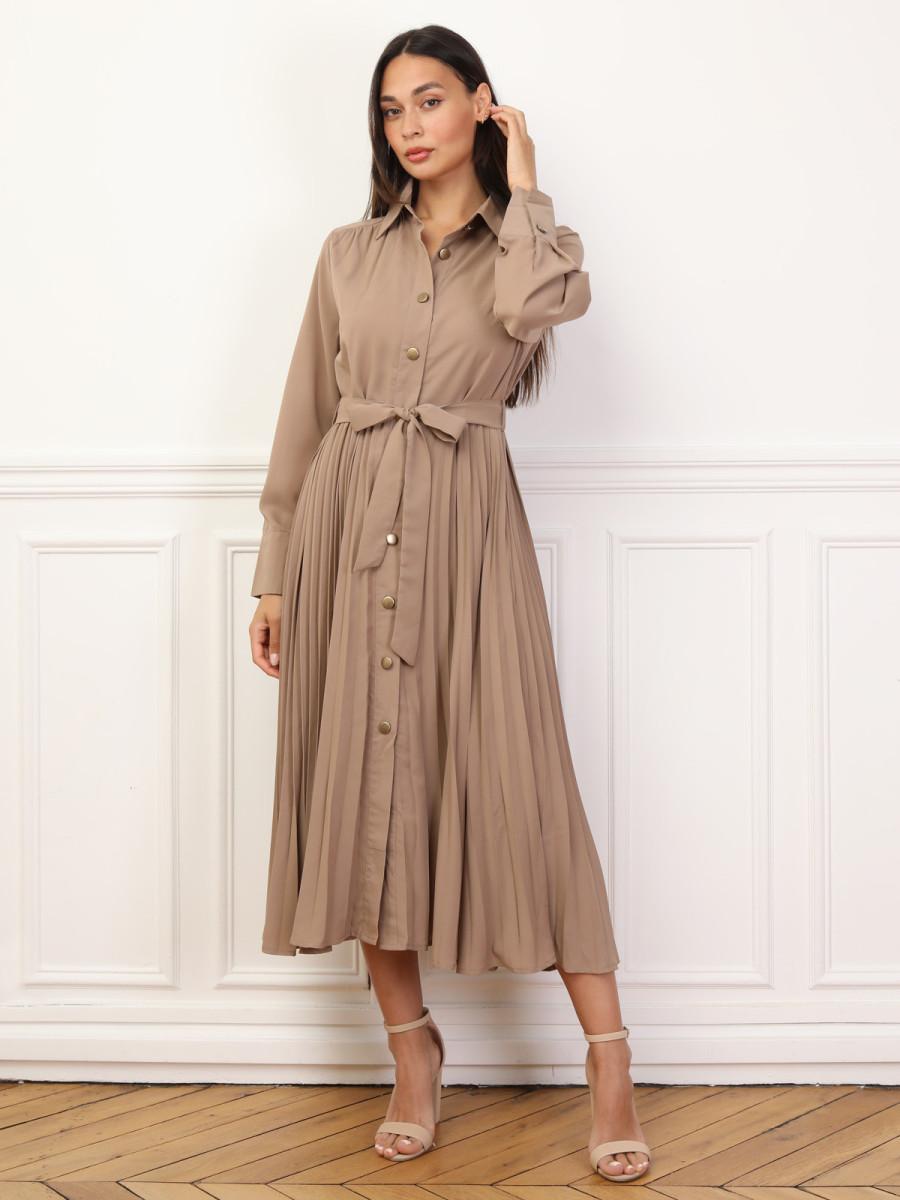 Robe chemise plissée et ceinturée