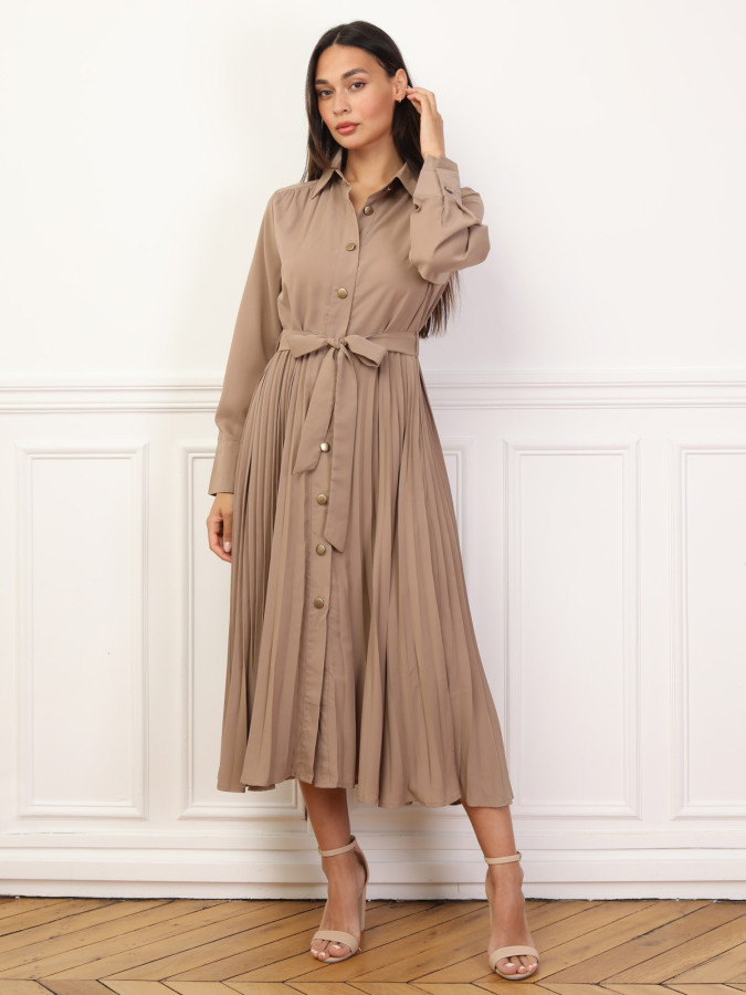 Robe chemise plissée et ceinturée